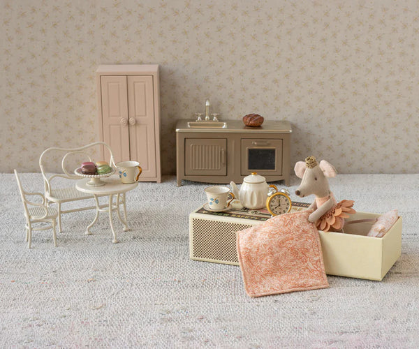 princess mouse, little sister in matchbox